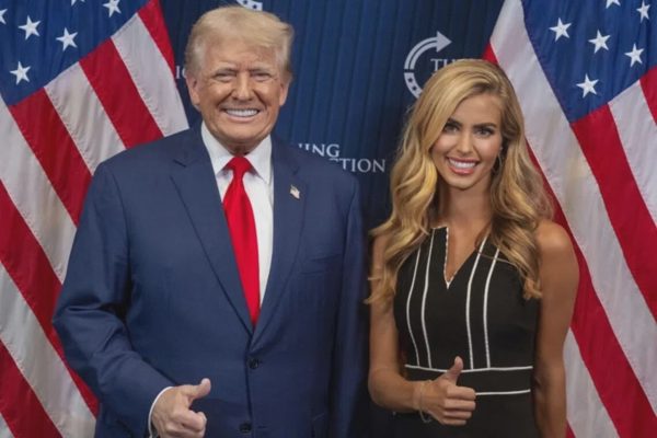 Ông Trump chọn "người hâm mộ trung thành" làm tân thư ký báo chí Nhà Trắng