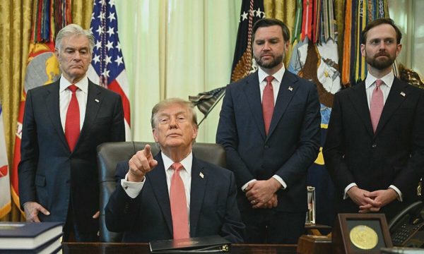 Ông Trump công bố chương trình tố giác gian lận 25 triệu USD