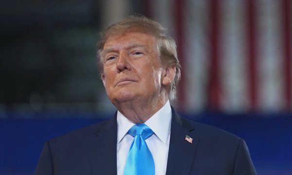Ông Trump dỡ thuế một số sản phẩm Canada