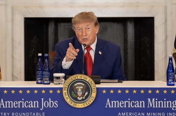 Ông Trump dọa tuyên bố eo biển Hormuz là lãnh thổ Mỹ