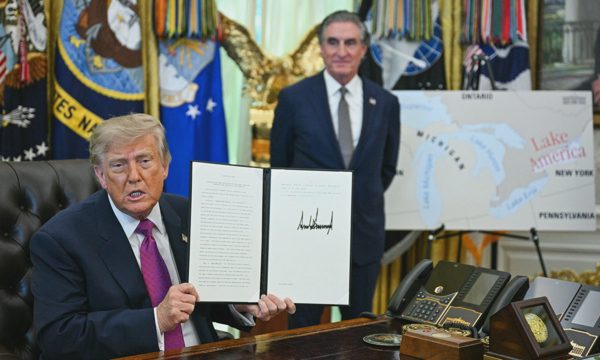 Ông Trump đổi tên hồ biên giới với Canada thành 'hồ Mỹ'