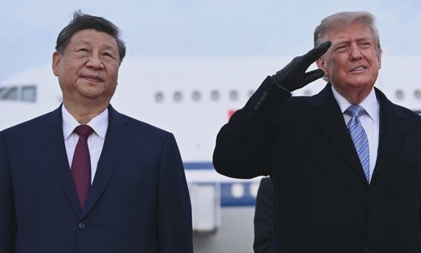 Ông Trump gây chú ý khi đeo găng tay đón ông Tập