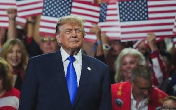 Ông Trump hứa tặng mỗi người Mỹ 5.000 USD nếu Đảng Cộng hòa thắng cử
