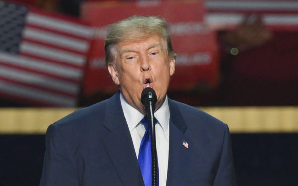 Ông Trump hứa tặng mỗi người Mỹ 5.000 USD sau bầu cử, hợp pháp không?