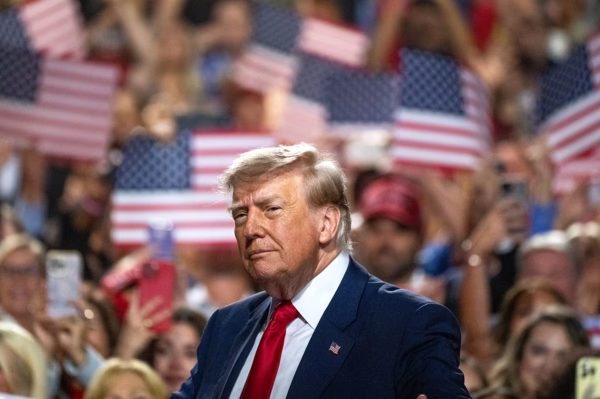 Ông Trump hứa tặng tiền sau bầu cử giữa kỳ Mỹ, 'cổ tức 5.000 USD' có khả thi?