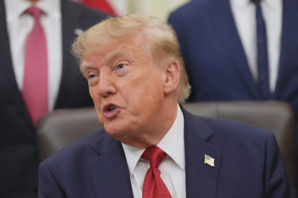 Ông Trump ký luật trừng phạt Nga, áp thuế tới 100% nước mua nhiều dầu từ Matxcơva