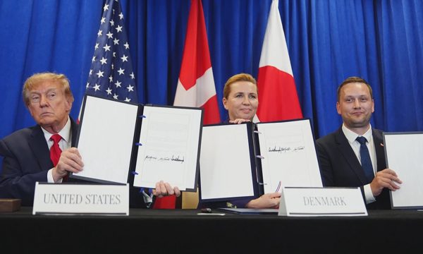 Ông Trump ký thỏa thuận an ninh với Đan Mạch và Greenland