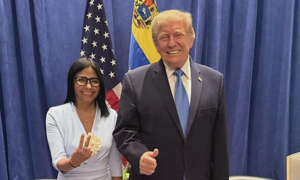 Ông Trump lần đầu gặp Tổng thống lâm thời Venezuela