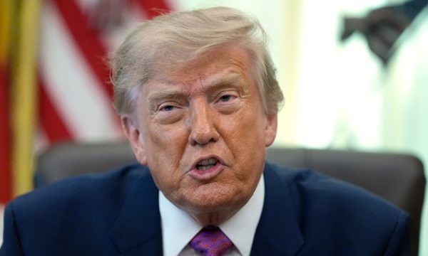 Ông Trump mua bán loạt cổ phiếu xăng dầu giữa chiến sự Iran