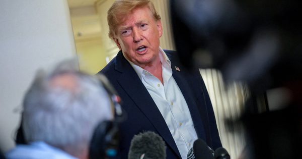 Ông Trump phản bác làn sóng đòi 'hãm phanh' AI