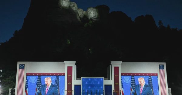 Ông Trump sửa bảng xếp hạng tổng thống Mỹ, xếp mình lên đầu