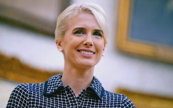 Ông Trump tặng 'quà lễ' 45.000 USD tiền mặt cho 3 nữ trợ lý thân cận