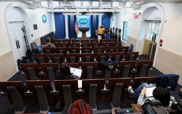 Ông Trump tính dời phòng họp báo Nhà Trắng, gọi phóng viên là 'nhóm tin giả'