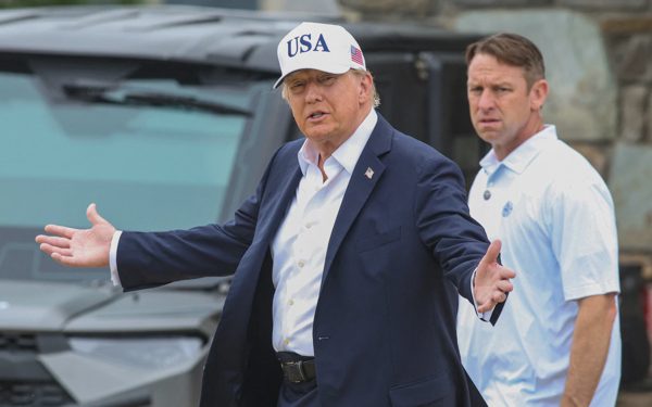 Ông Trump: Ukraine cần ngừng đánh vào dầu Nga; Mỹ có thể ở lại Iran
