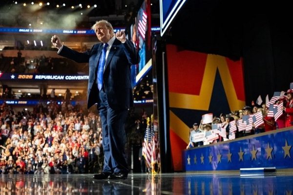 Ông Trump và Bộ trưởng Thương mại Mỹ làm rõ việc tặng 5.000 USD cho người dân