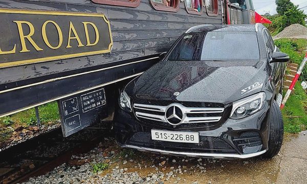 Ôtô băng ngang đường ray bị tàu du lịch tông