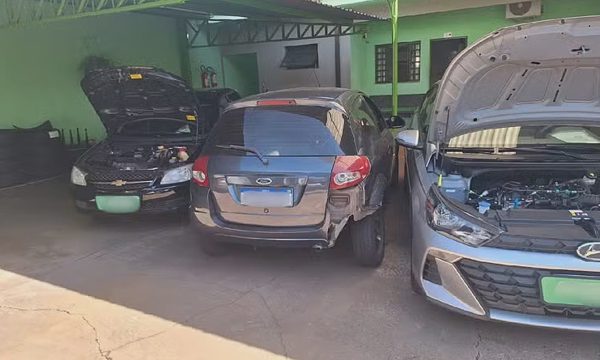 Ôtô bất đắc dĩ chui tọt vào gara sau va chạm