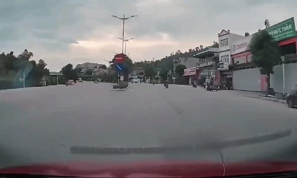 Ôtô chạy hơn 80 km/h tông văng người đi xe đạp