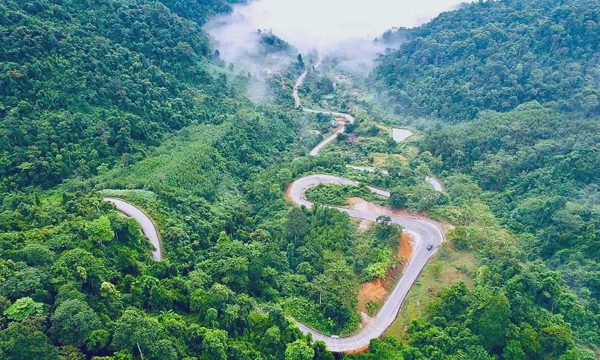 Ôtô chở máy xúc lật, đè vợ chồng tử vong