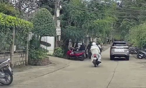 Ôtô đỗ giữa đường mở cửa xô ngã hai người đi xe máy