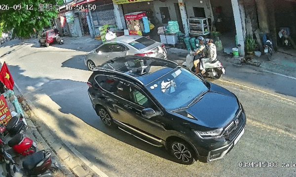 Ôtô dừng gấp thả túi rác giữa đường