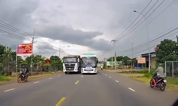 Ôtô đứng im chịu trận khi xe khách lao tới như bay