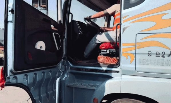 Ôtô gãy bàn đạp phanh khi thử nghiệm, tạo trend bất đắc dĩ
