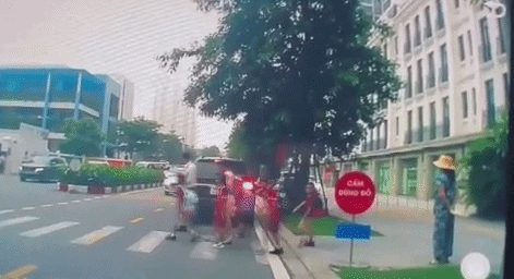 Ôtô gây va chạm khi cố vượt nhóm trẻ qua đường