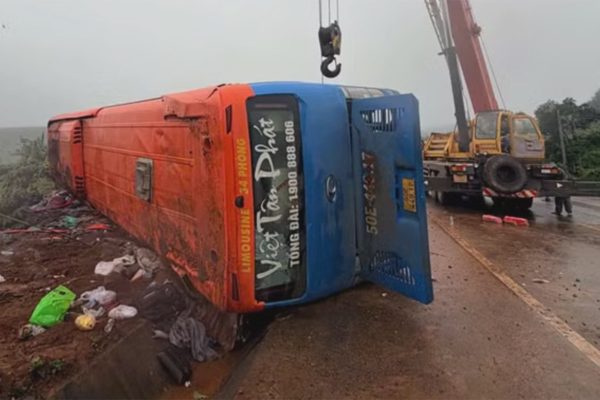 Ôtô giường nằm chở 33 khách bị lật, một người chết