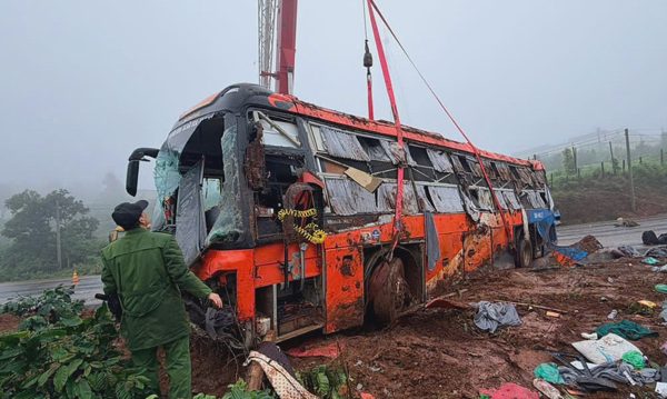 Ôtô giường nằm chở 33 người bị lật