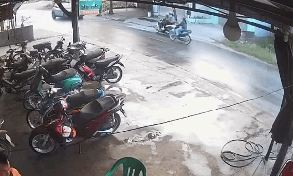Ôtô lấn làn đâm hai xe máy ở hướng ngược chiều