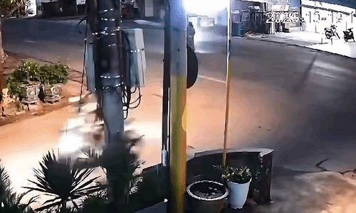 Ôtô lao nhanh trong phố húc bay người qua đường