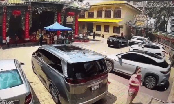 Ôtô lao vào đền thờ, ba người bị thương