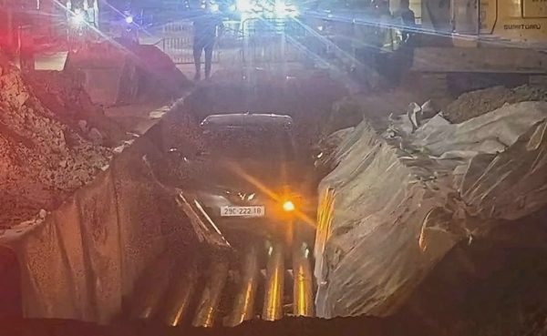 Ôtô lao xuống hào cáp ngầm sâu 1,5 m ở Hà Nội