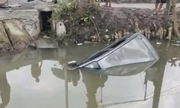 Ôtô lao xuống mương nước ở Hải Phòng, vợ chồng tử vong