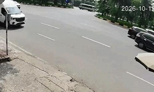 Ôtô nhao ra đường hất bay người đi xe máy