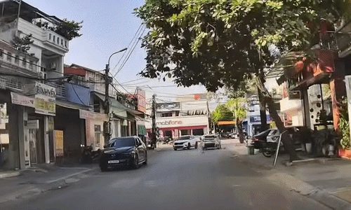 Ôtô phanh gấp tránh hai bé gái chạy ngang đường