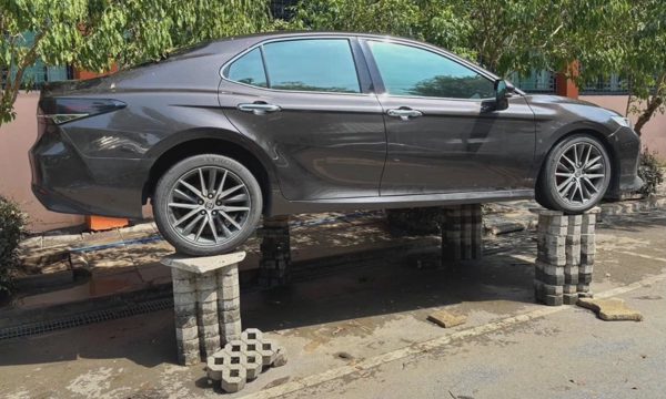 Ôtô thoát ngập nhờ chồng gạch cao nửa mét