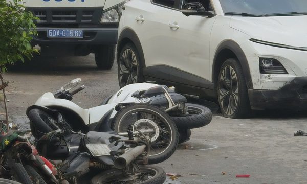 Ôtô tông 5 xe máy trước quán nhậu ở TP HCM