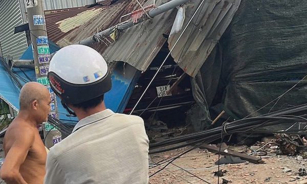 Ôtô tông chết người đi xe máy rồi lao vào nhà dân ở TP HCM