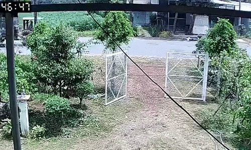 Ôtô và máy cày lao vào nhau như tên bắn giữa đường trống