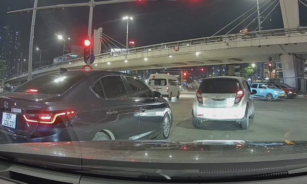 Ôtô vượt đèn đỏ nhường xe cứu thương không bị phạt