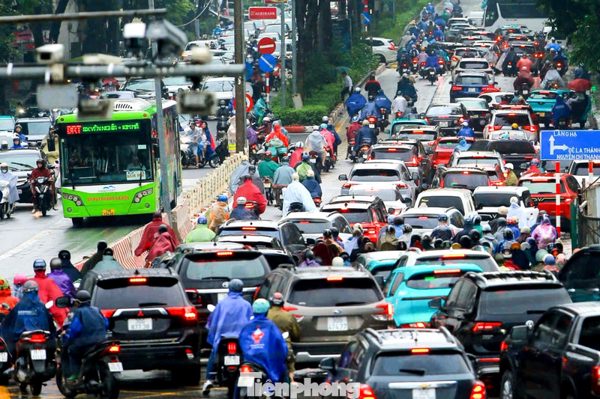 Ôtô, xe máy lấp đầy làn BRT trong giờ cao điểm