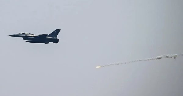 Pakistan không kích 10 địa điểm tại Afghanistan