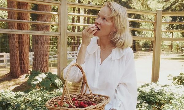 Pamela Anderson vui thú điền viên