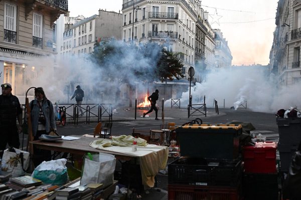 Paris như vùng chiến sự, Tổng thống Macron lên án 'những kẻ muốn lật đổ nền Cộng hoà’