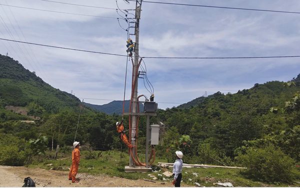PC Đà Nẵng kéo điện về khu tái định cư Pà Rum trước mùa mưa bão