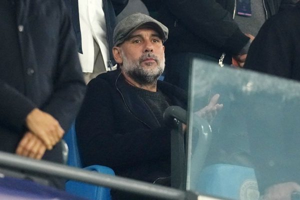 Pep Guardiola sững sờ nhìn Man City thảm bại