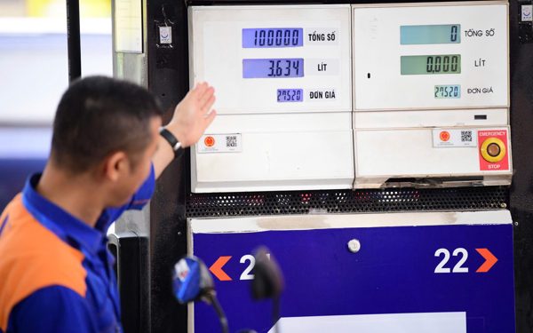 Petrolimex, PV Oil đua giảm giá xăng dầu thêm 300-350 đồng/lít