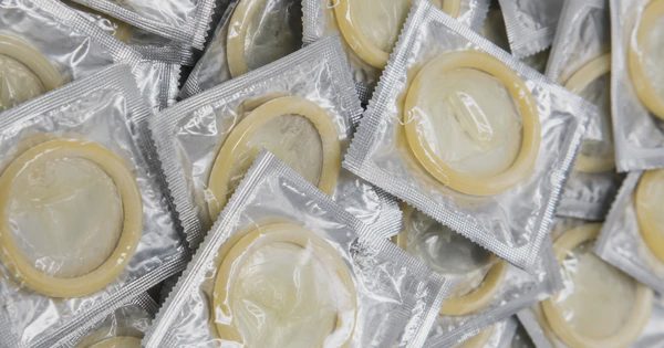 Phát hiện hàng trăm ngàn bao cao su bị thủng hoặc dễ rách, Pháp ra khuyến nghị
